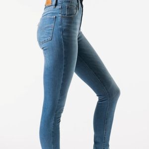 Levi's High Rise Skinny 721 size 28 light wash